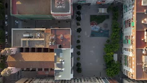 una tranquila vista de arriba hacia abajo de un barrio de tarragona, españa por la mañana, con un patio de apartamento con tráfico ligero