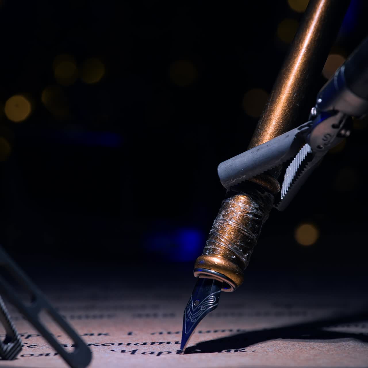 Bracci robotici chirurgici che impugnano una penna da scrittura vecchio stile. Macro. Attrezzatura Da Vinci che dimostra un lavoro preciso e accurato
