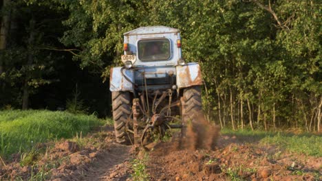 vista de cámara lenta del viejo tractor ruso cosechando patatas