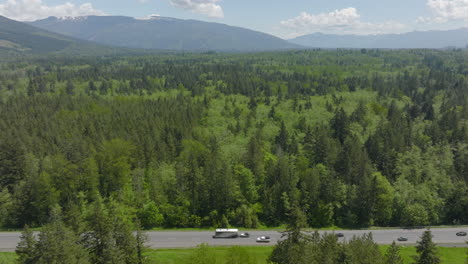 camiones aéreos justo al lado de una carretera que atraviesa un hermoso paisaje en bellingham, washington en un hermoso día
