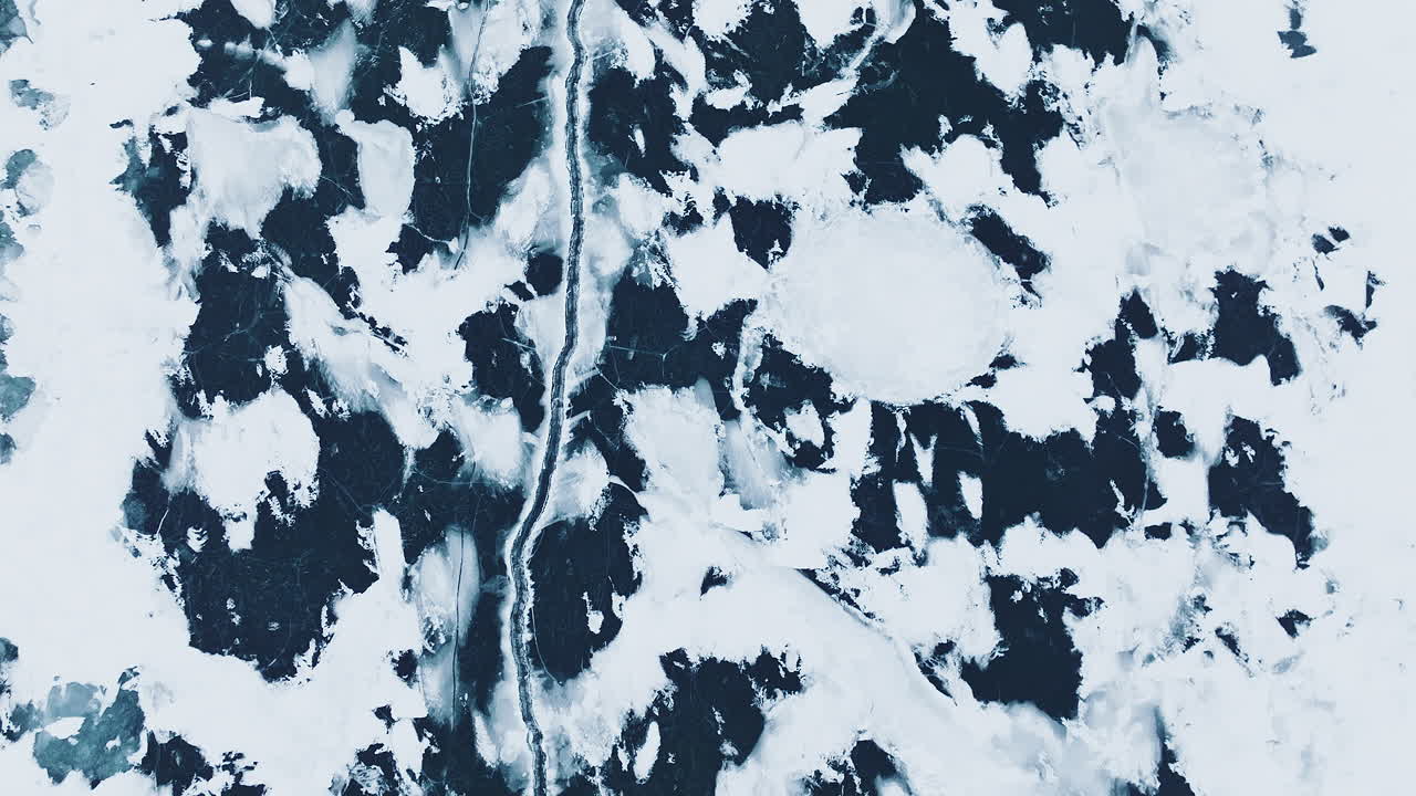 imágenes de drones deslizándose sobre el panorama de invierno del lago michigan.