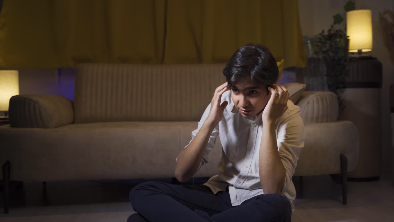 겁쟁이 남자가 숨어서 주위를 둘러보고 있습니다.