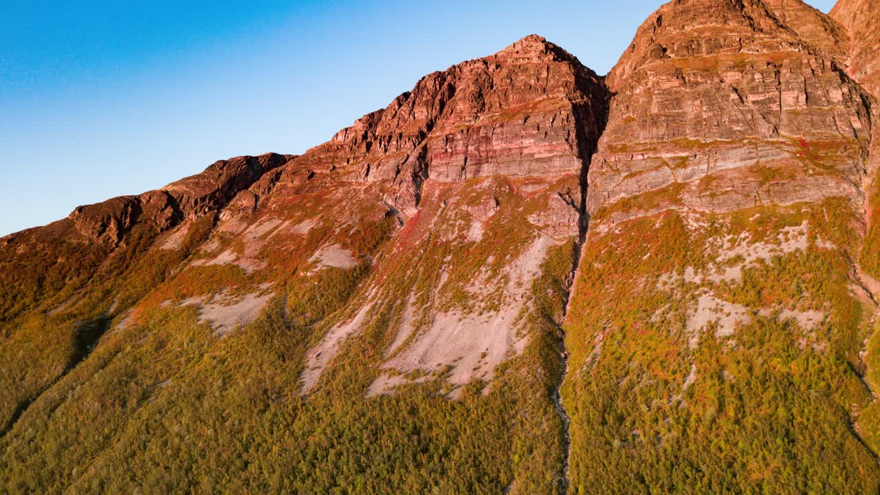 계곡 위로 우뚝 솟은 산맥