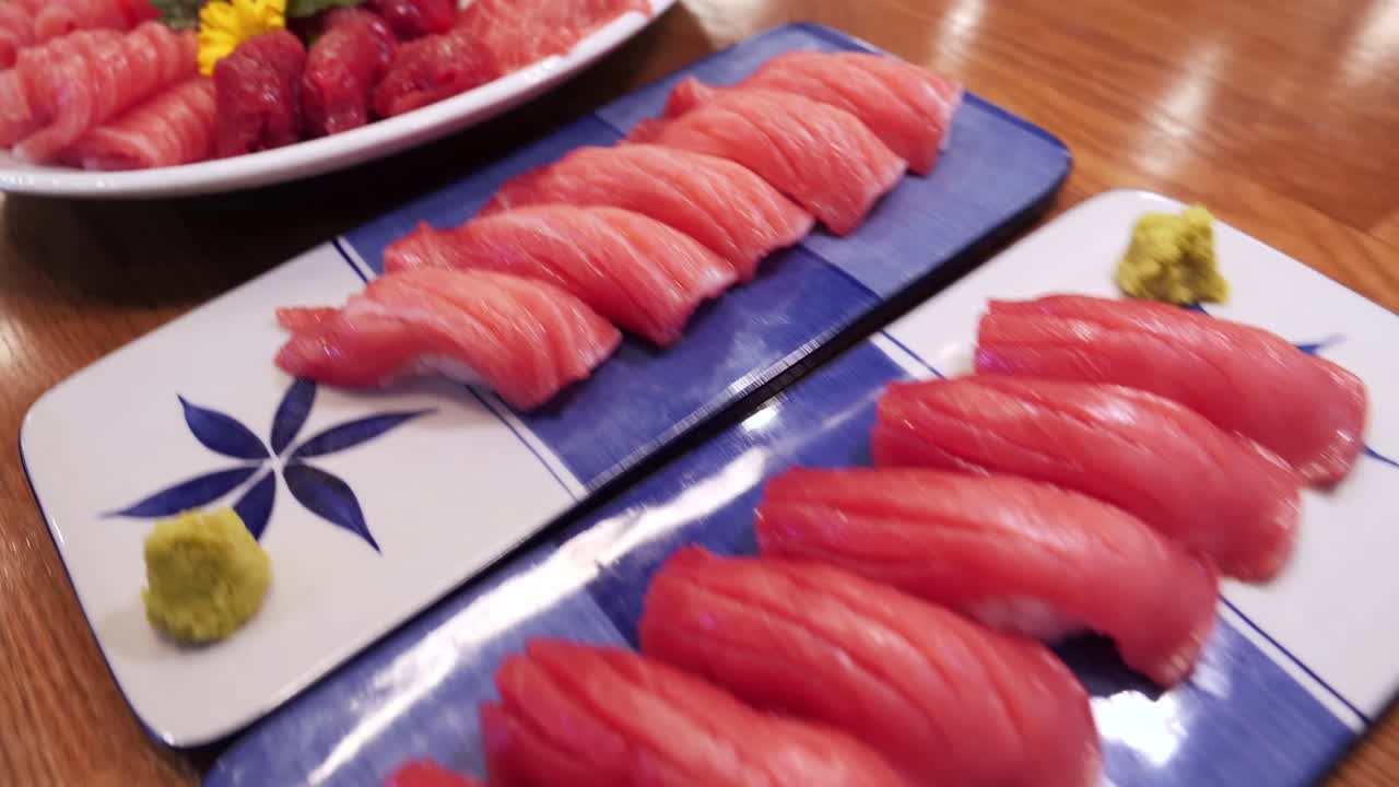 Cucina giapponese. Un sushi di filetto di tonno su un piatto.