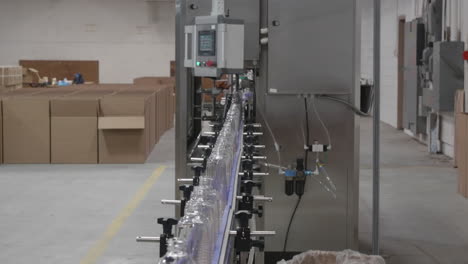 las botellas de plástico se mueven en línea en un equipo robótico
