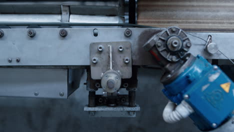 cinta de línea de máquina transportadora de fábrica de primer plano en la instalación de almacén tecnológico