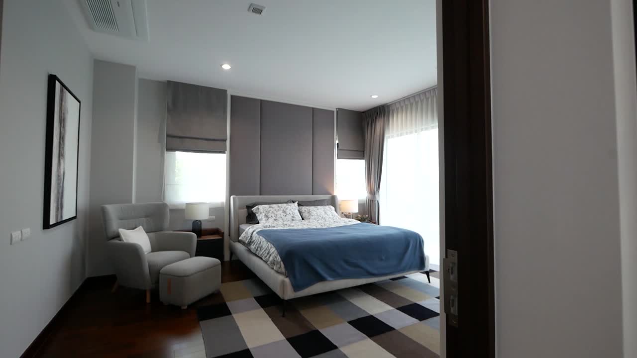 diseño interior de dormitorio principal limpio y ordenado blanco y azul