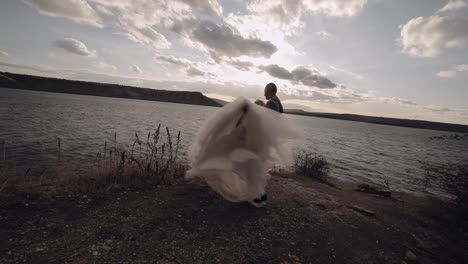 una pareja de bodas, un novio y una novia encantadores, una familia feliz, un hombre y una mujer enamorados.