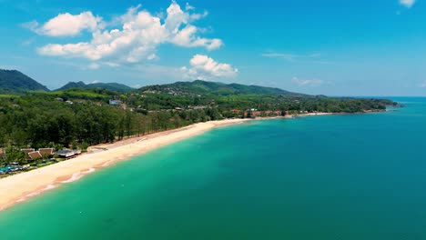 fotografía de drone de naturaleza cinematográfica en 4k de una vista aérea panorámica de las hermosas playas y montañas de la isla de koh lanta en krabi, sur de tailandia, en un día soleado.