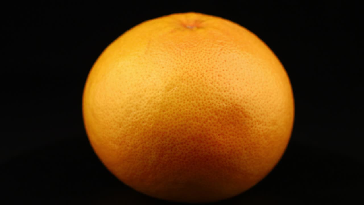 los frutos de la toronja en fondo negro