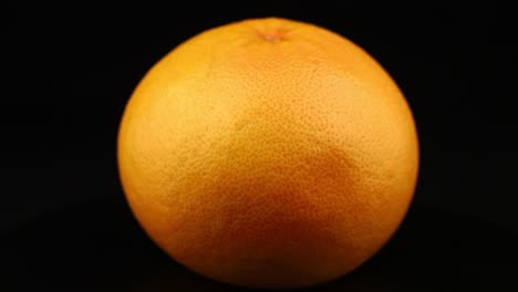 los frutos de la toronja en fondo negro