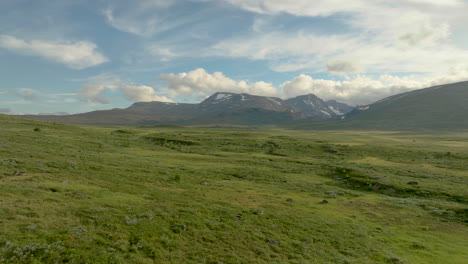 Paisaje-De-Hierba-En-Las-Estribaciones-De-La-Cordillera-De-Jotunheimen-En-Escandinavia,-Antena