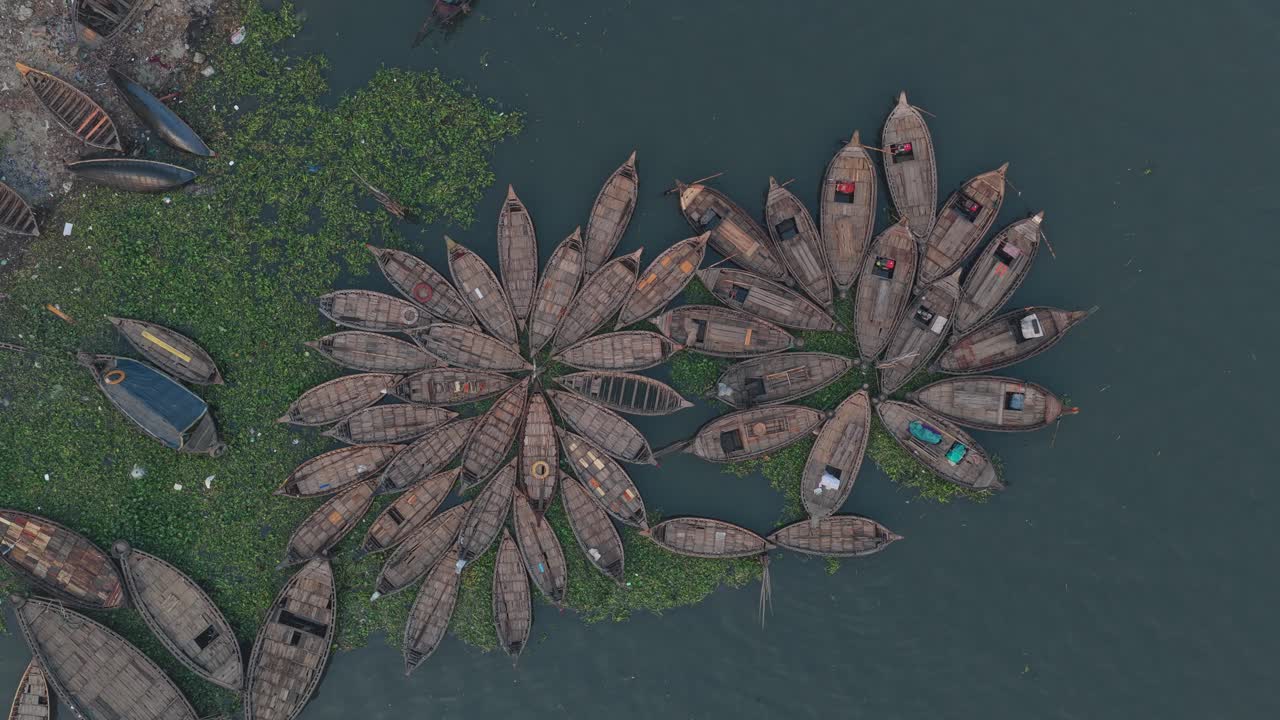 Rio Buriganga Movimentado com Barcos a Remo Mostrando o Transporte Aquático Urbano Diário