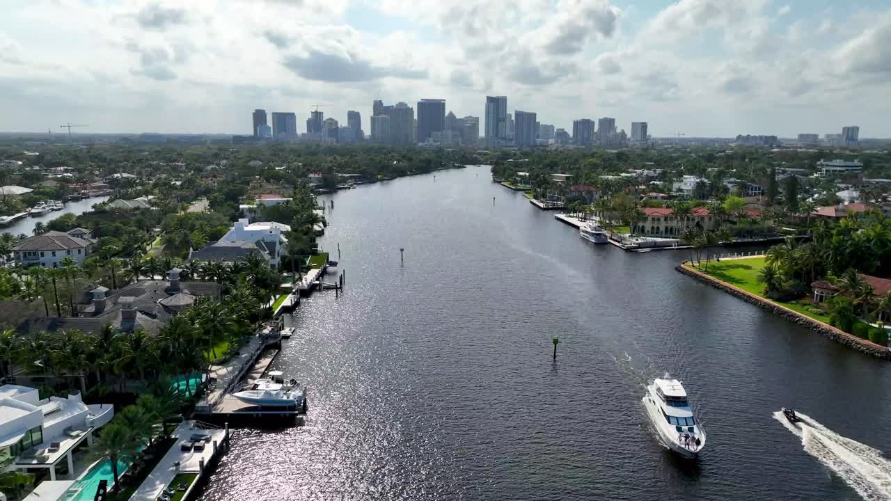 포트 로더데일 (fort lauderdale) 플로리다의 스카이 라인 (skyline) 에 대한 공중의 높은 추진력과 전면에 항해하는 요트