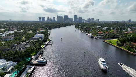 Empuje-Aéreo-Alto-Hacia-El-Horizonte-De-Fort-Lauderdale,-Florida,-Con-Un-Crucero-En-Yate-En-Primer-Plano