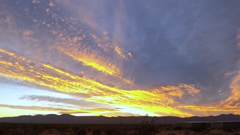 Gloriosa-Puesta-De-Sol-Sobre-Las-Montañas-Y-El-Desierto-En-California,-Estados-Unidos