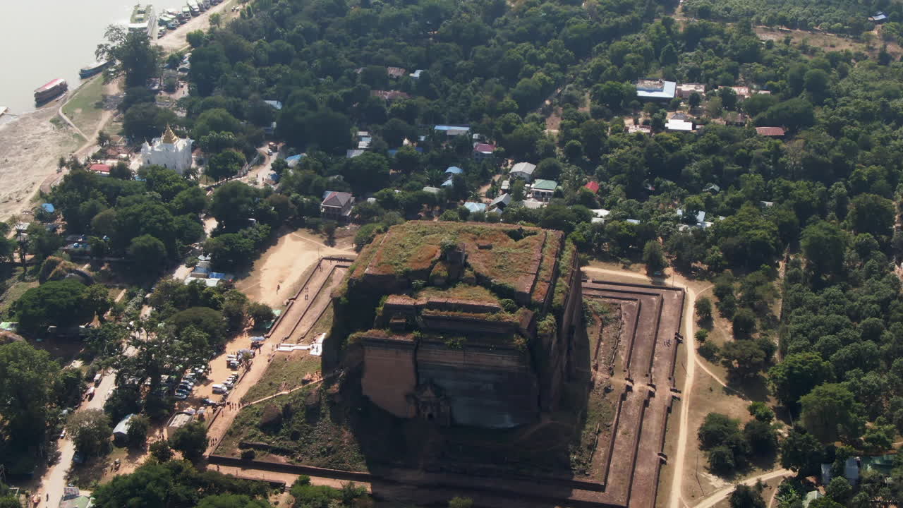 toma panorámica de drones sobre mingun pahtodawgyi, la pagoda inacabada más grande de myanmar