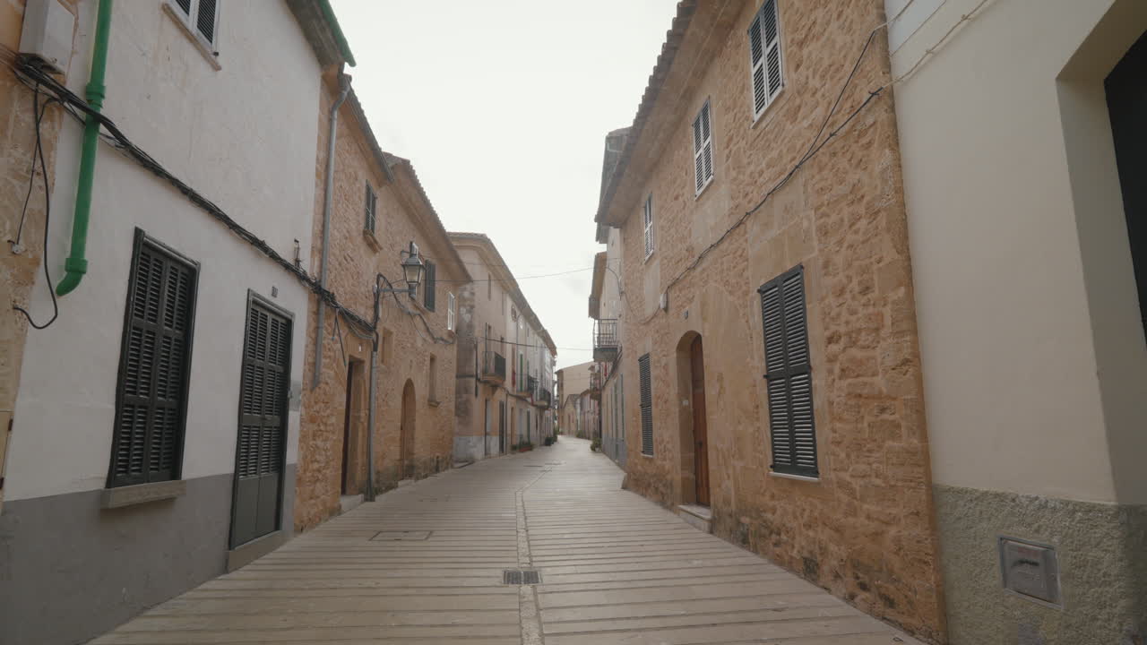 Caratteristica strada in pietra a Maiorca, Spagna. Perfetta per documentari di viaggio incentrati sull'architettura e la cultura mediterranea.