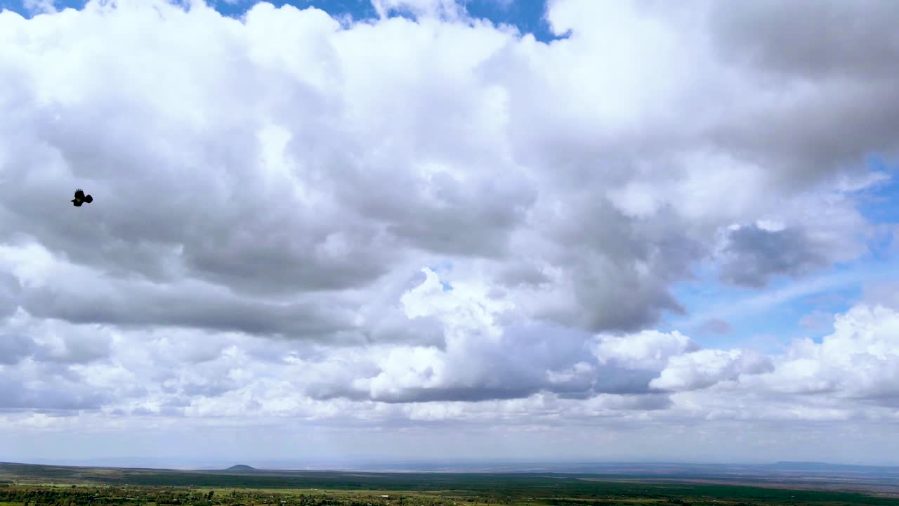 drone time-lapse de la nube desde el sur de kenia-loitokitok