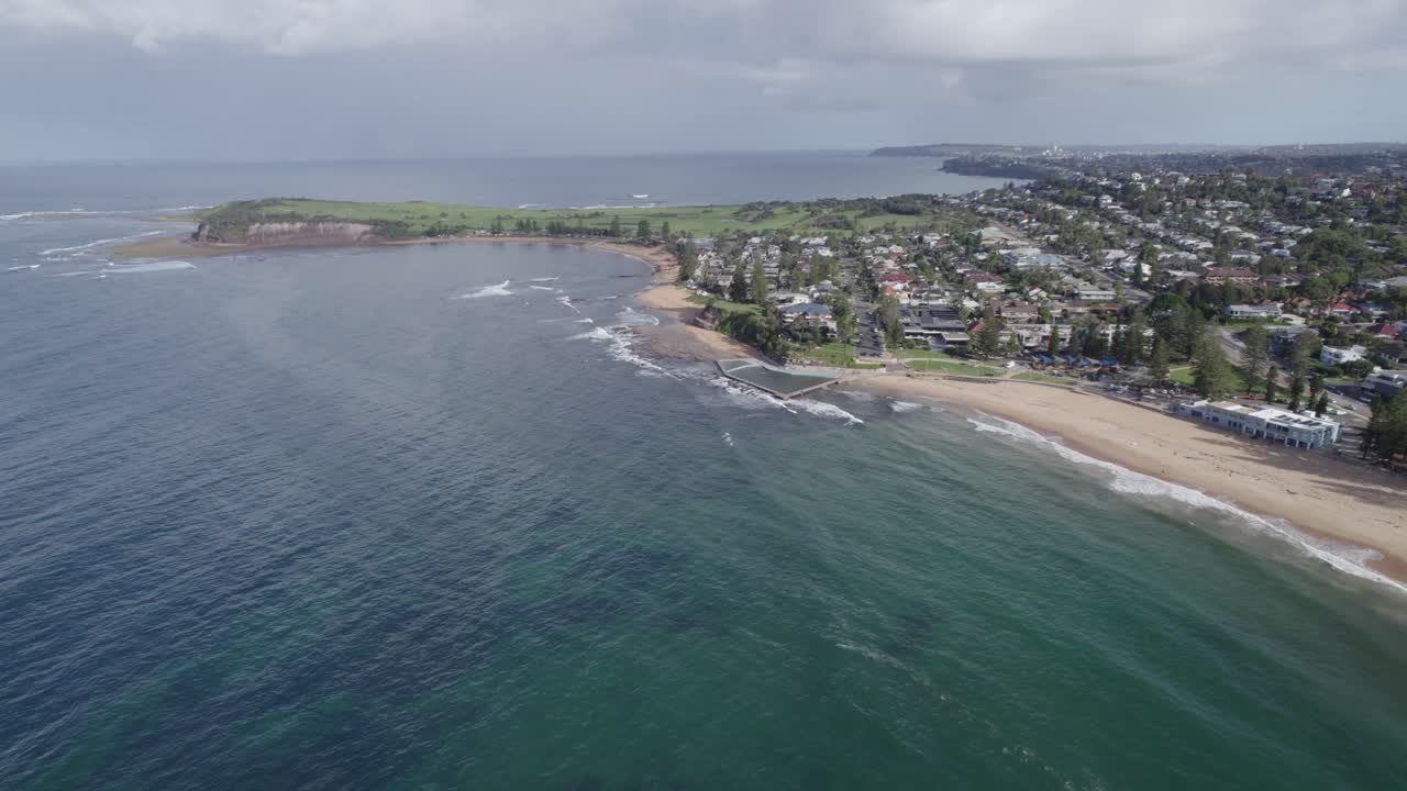 ocean rockpool y collaroy beach en sídney, nsw, australia - toma aérea de un dron