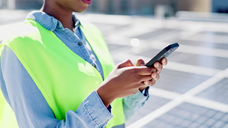 teléfono, paneles solares y manos femeninas en ingeniería