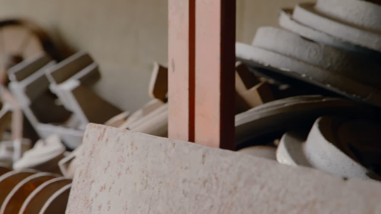 금속 주조 작업실에서 배열 된 금속 주조 4k