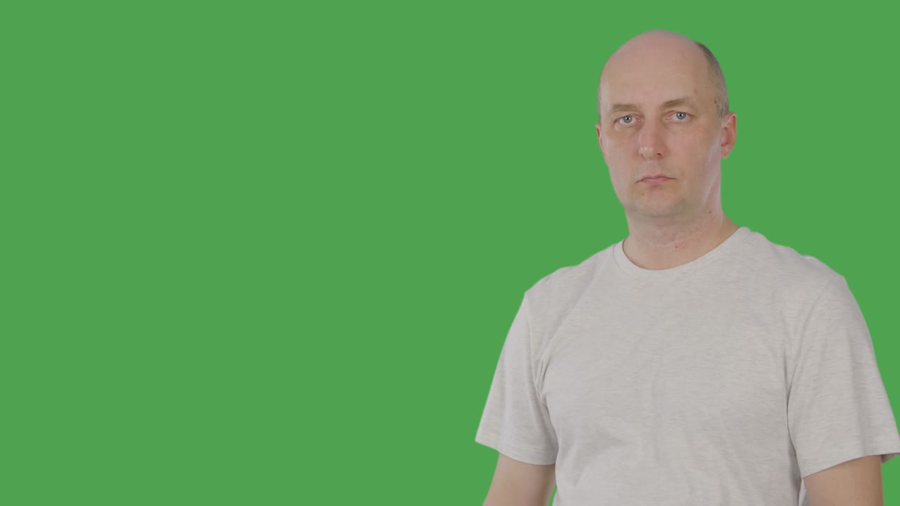 hombre caucásico señalando con el dedo índice para mostrar o presentar algo aislado en fondo verde. 1 2 3 punto. canal alfa, pantalla verde con tecla