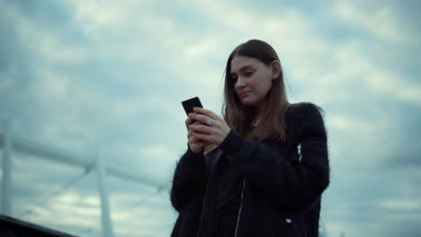 Mädchen-Liest-Gute-Nachrichten-Auf-Dem-Smartphone-Bildschirm-Auf-Der-Straße.-Frau-Benutzt-Telefon