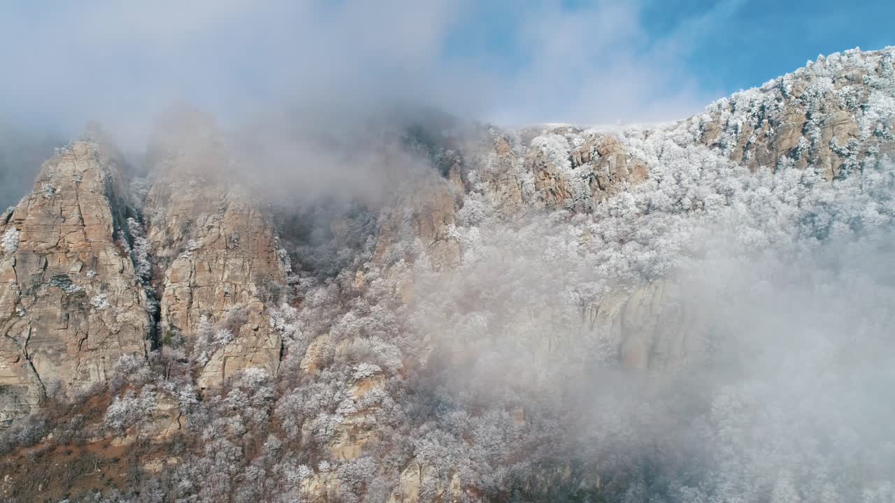 안개 가 가득 한 계곡 에 있는 눈 인 산꼭대기