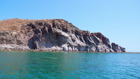 Die-Felsigen-Küsten-Der-Isla-Espiritu-Santo-An-Einem-Sonnigen-Tag