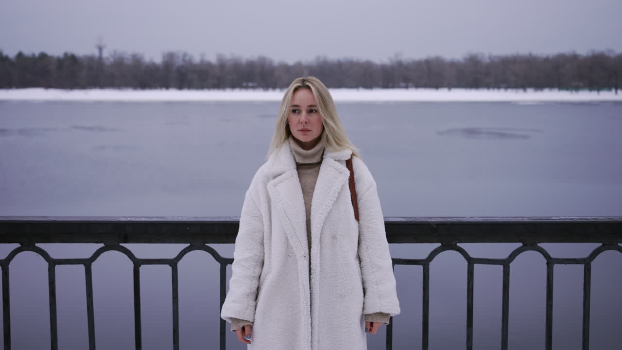 밖에서 서 있는 여자