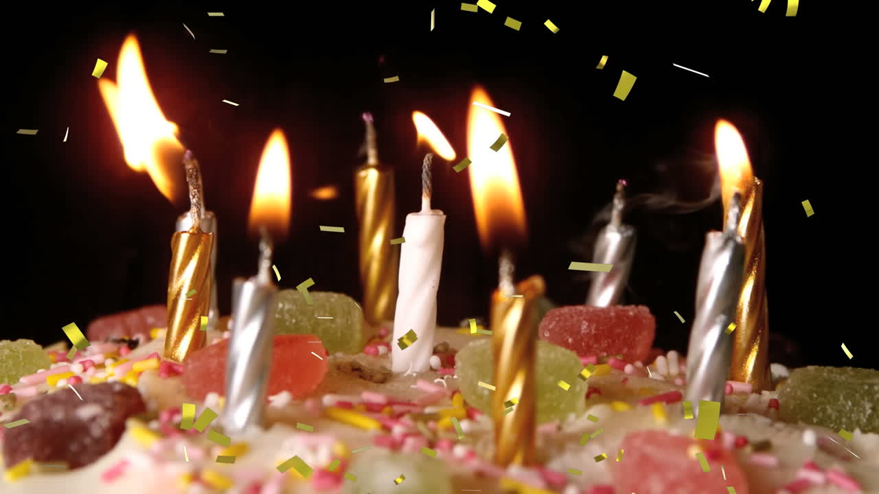 velas en un pastel de cumpleaños y confeti