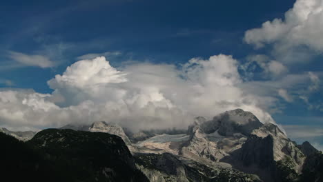 Vista-Aérea-De-Los-Picos-Montañosos-De-Gosausee-Con-Nubes