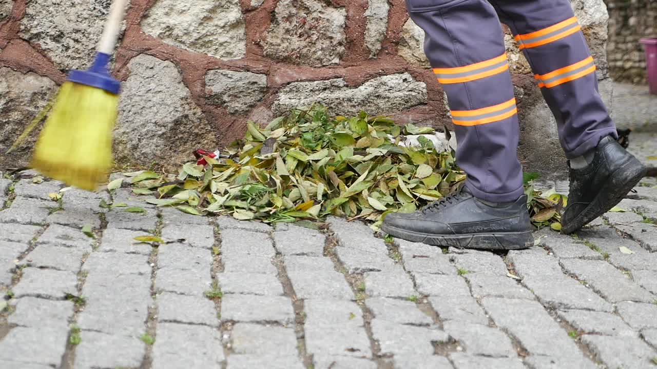 barredora de calles limpiando hojas en el otoño