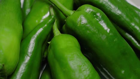pimientos verdes girando en el sentido de las agujas del reloj, primer plano de arriba hacia abajo