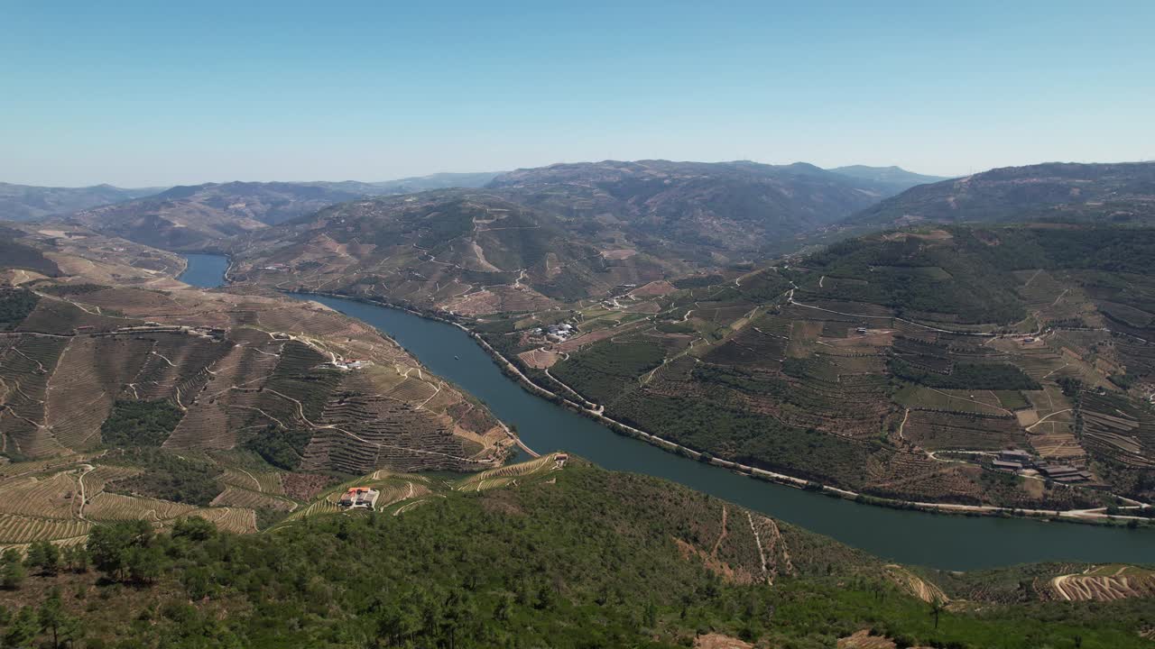 Lo splendido fiume Douro dal punto panoramico di Galafura, vista aerea.