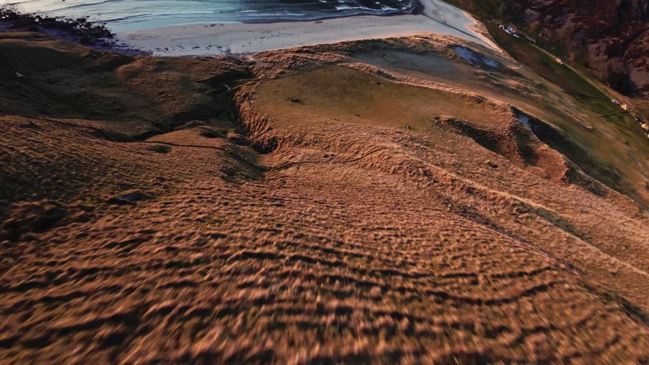 fpv vuela por la ladera de la montaña durante la hora dorada en hoddevik, noruega