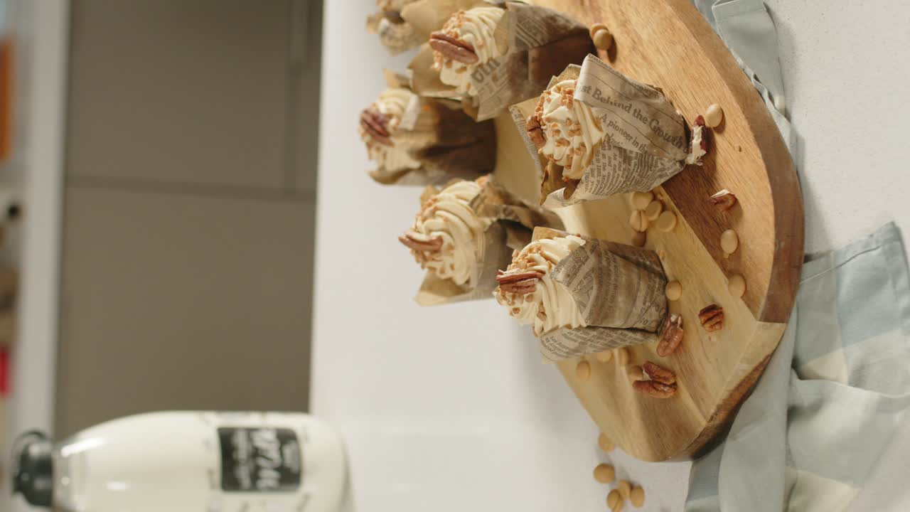 나무 판자에 장식된 머핀이 있는 주방 장면