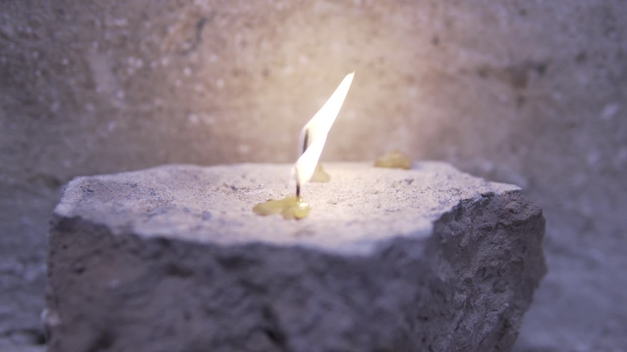 vela en una piedra
