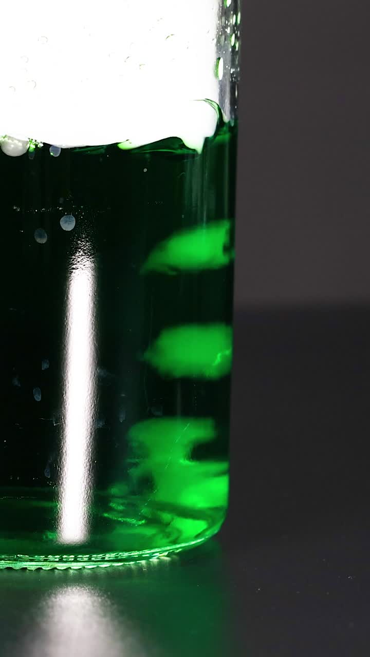 reacción química en una botella de vidrio