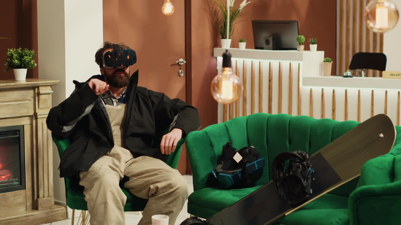 사람이 가상 현실 헤드셋을 사용합니다.