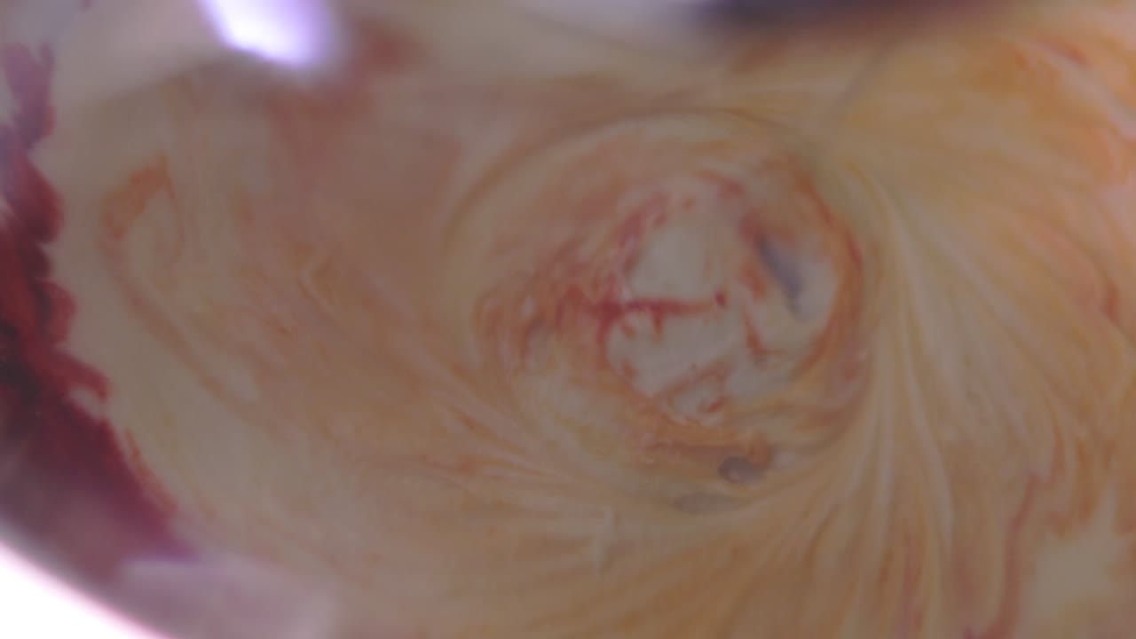 중간 의 오렌지색 식품 염료와 색 아이싱이 여 있습니다.