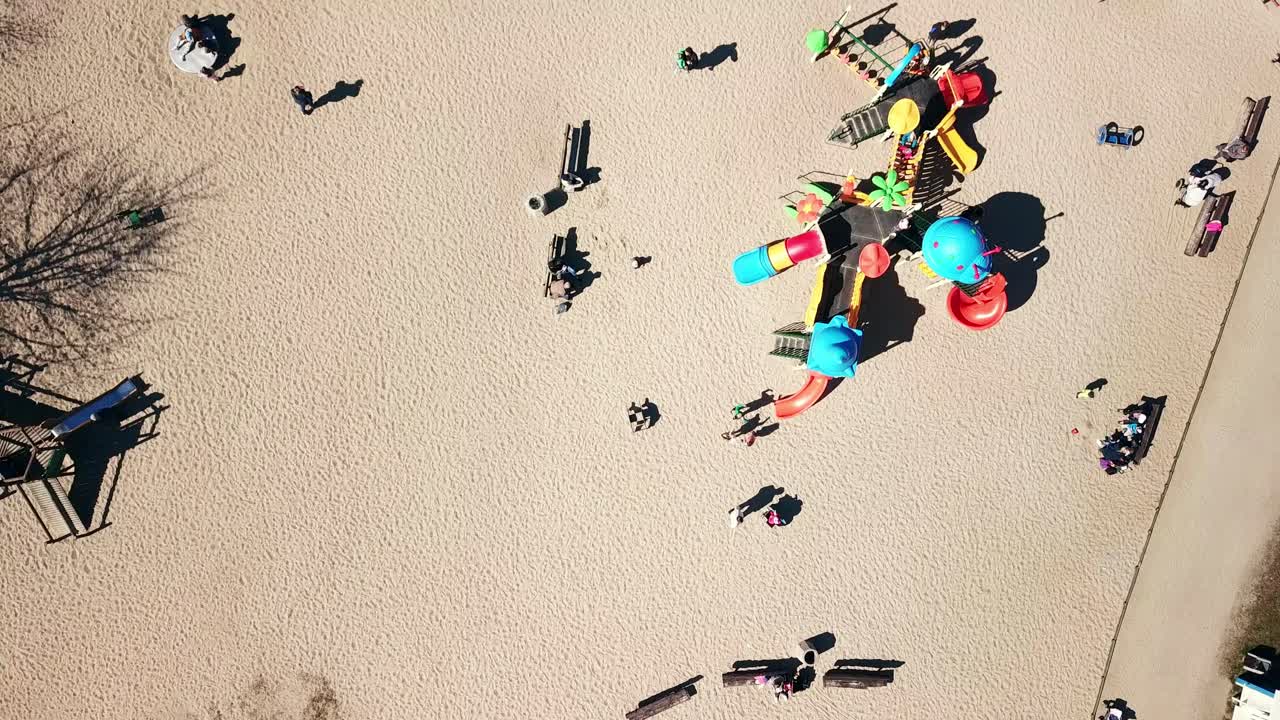 toma aerea del patio de recreo