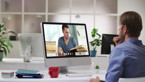profesor masculino caucásico usando computadora en videollamada con estudiante masculino