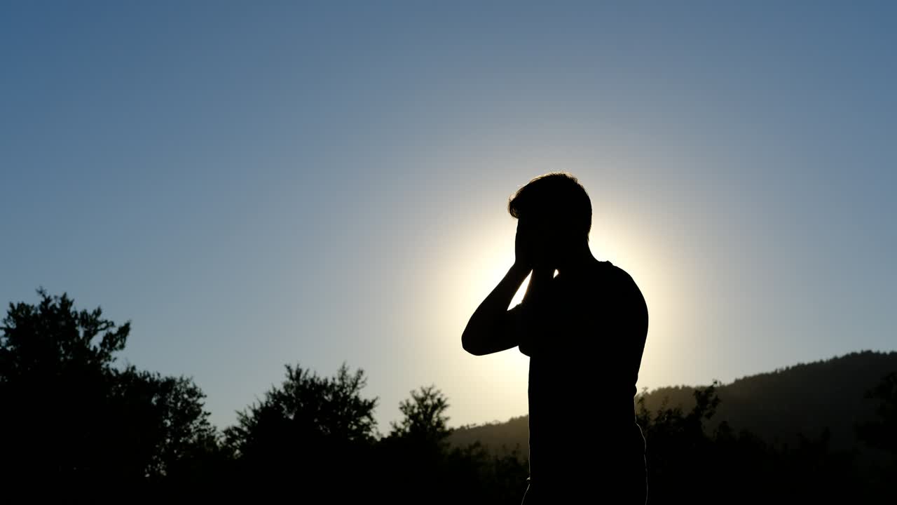 Silhouette di uomo triste
