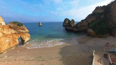 El-área-De-Ponta-Da-Piedade-De-La-Región-De-Lagos-En-Portugal-Cuenta-Con-Una-Belleza-Impresionante,-Con-Sus-Playas,-Acantilados,-Olas-Y-Mar