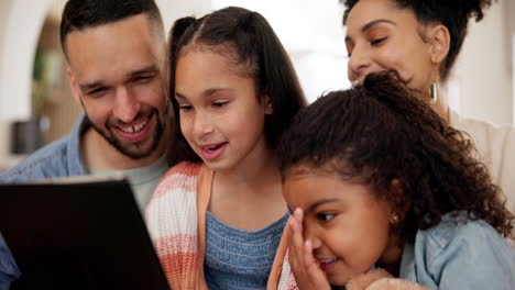 Tableta,-Amor-Y-Familia-Viendo-Una-Película