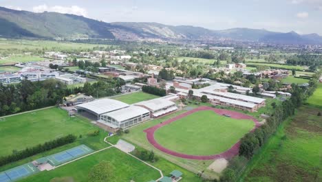 Toma-Orbital-De-Una-Pista-De-Atletismo-En-Un-Centro-Deportivo-De-Un-Pequeño-Pueblo.