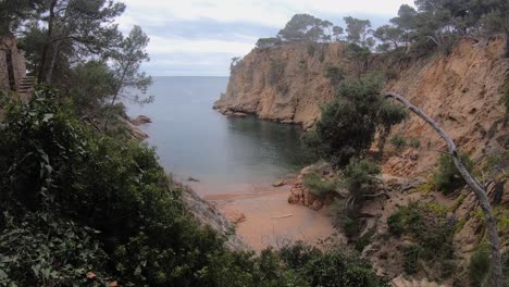 Playa-Nudista-Sin-Gente-En-La-Costa-Brava,-España,-Cataluña