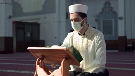 Imán-Musulmán-Enmascarado-En-La-Mezquita